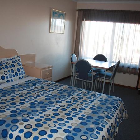 Raglan Motor Inn Уорнъмбул Екстериор снимка