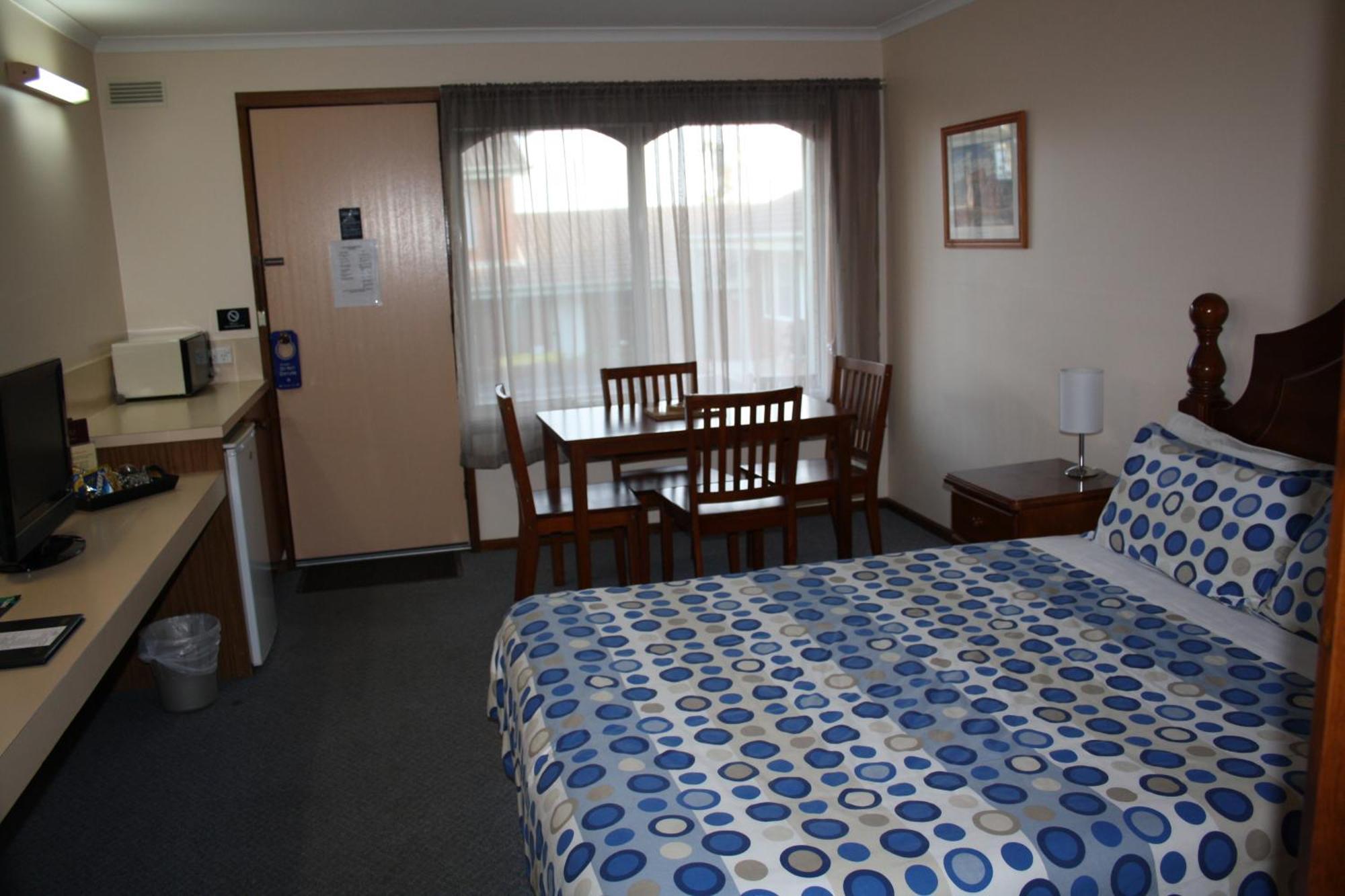 Raglan Motor Inn Уорнъмбул Екстериор снимка