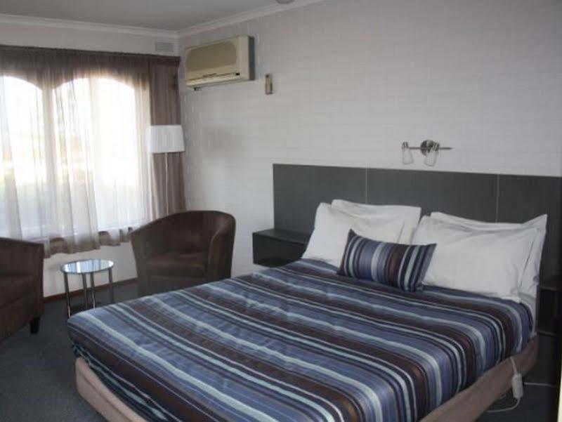 Raglan Motor Inn Уорнъмбул Екстериор снимка