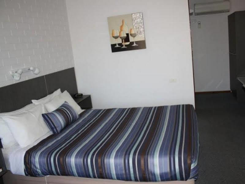 Raglan Motor Inn Уорнъмбул Екстериор снимка